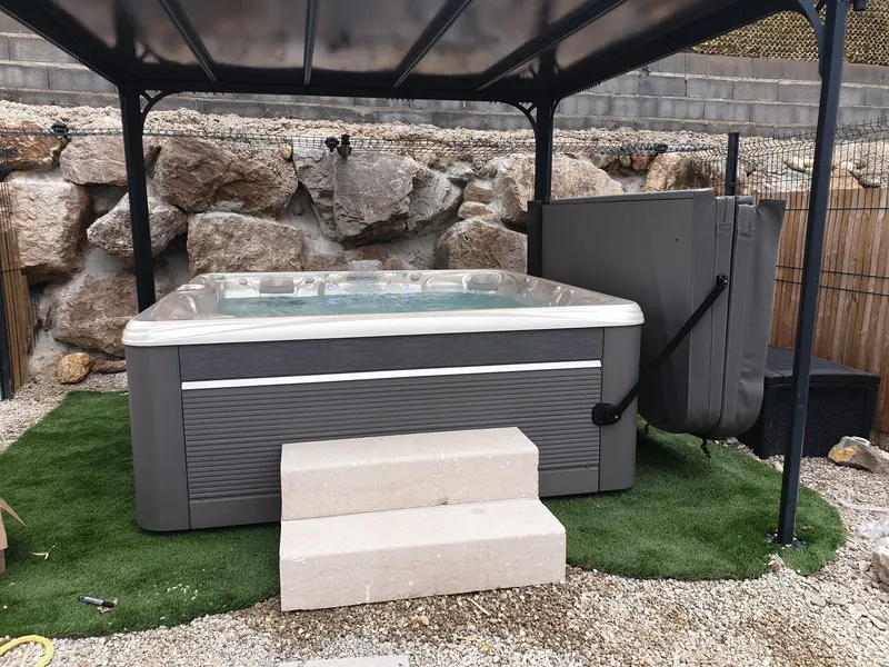Vue rapprochée du spa rempli d'eau turquoise, jets actifs
