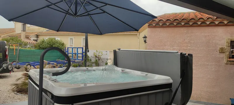 Spa installé sur la terrasse couverte, vu sous un angle différent