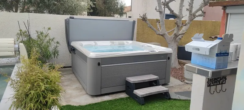 Le même spa vu d'angle, couvercle en partie visible